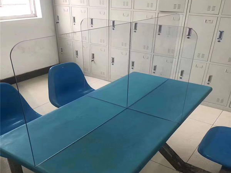 用于餐桌隔離擋板